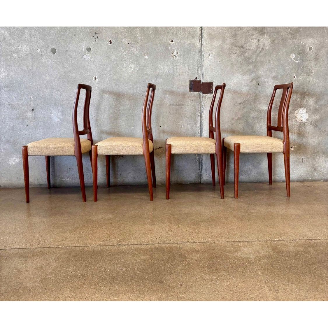 D - Scan Dining Chairs